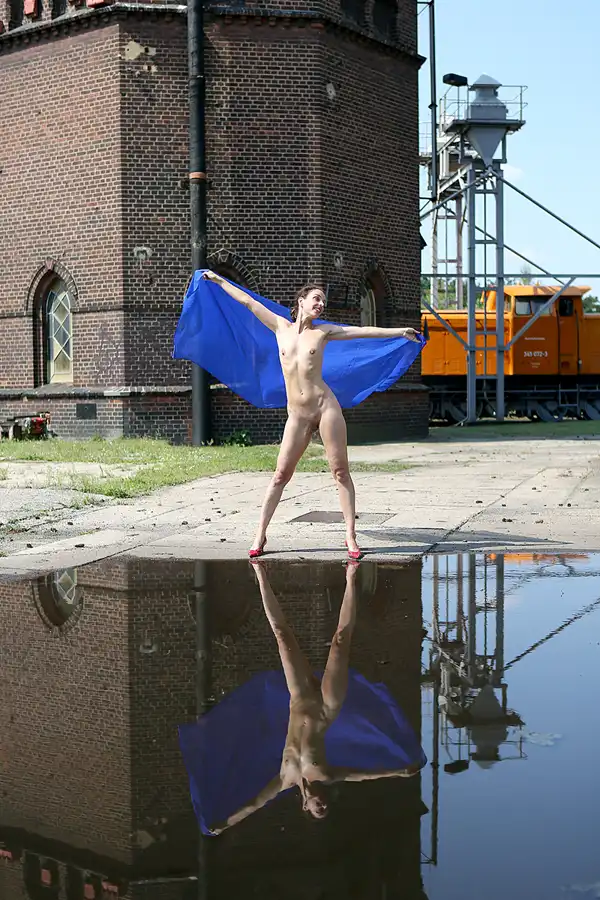 105 | 2020 | Wittenberge | Bahnbetriebswerk Wittenberge – Historischer Lokschuppen – Model Nadine L'Adorée | © carsten riede fotografie