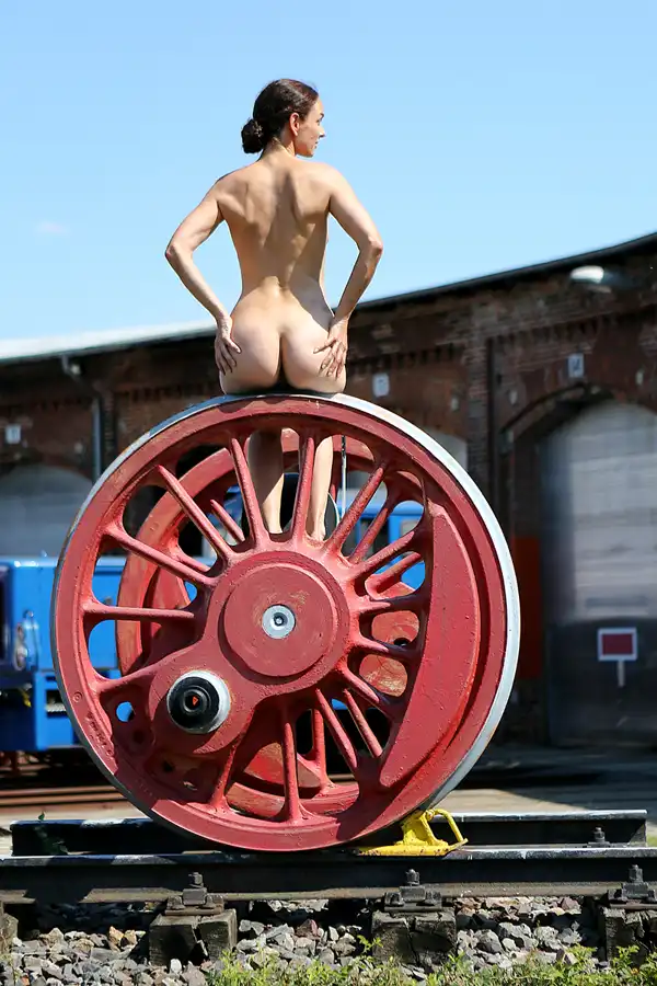 185 | 2020 | Wittenberge | Bahnbetriebswerk Wittenberge – Historischer Lokschuppen – Model Nadine L'Adorée | © carsten riede fotografie