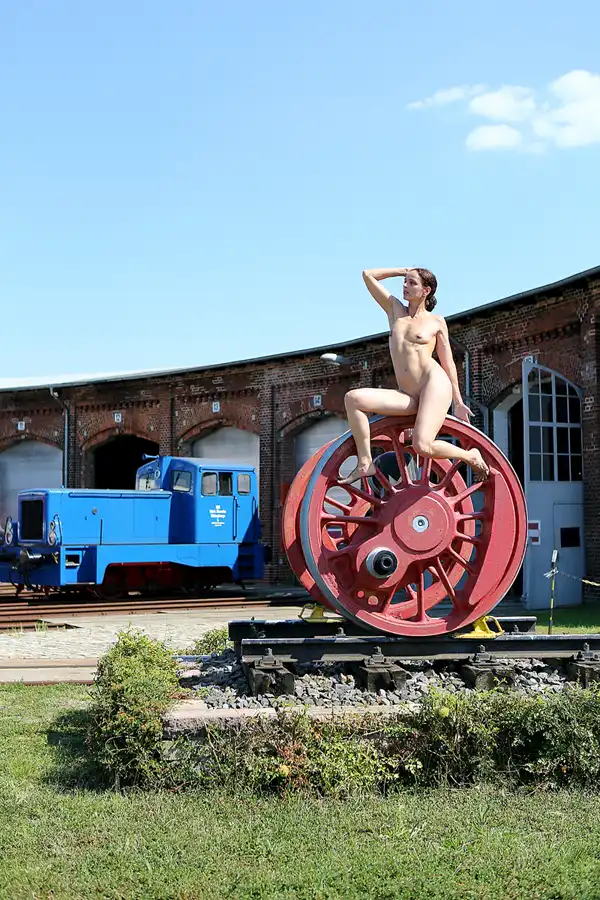 187 | 2020 | Wittenberge | Bahnbetriebswerk Wittenberge – Historischer Lokschuppen – Model Nadine L'Adorée | © carsten riede fotografie
