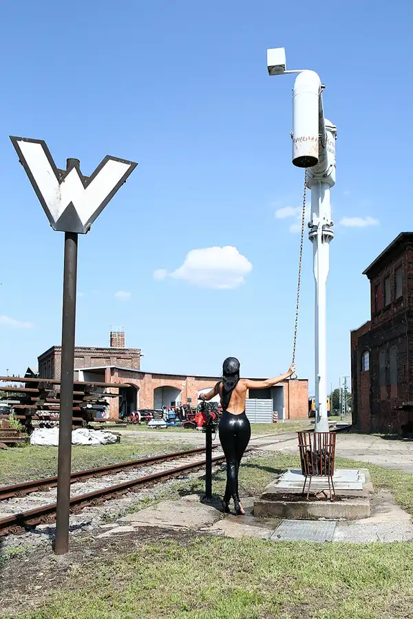 233 | 2020 | Wittenberge | Bahnbetriebswerk Wittenberge – Historischer Lokschuppen – Model Romy | © carsten riede fotografie
