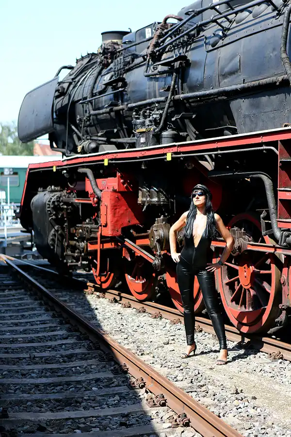 327 | 2020 | Wittenberge | Bahnbetriebswerk Wittenberge – Historischer Lokschuppen – Model Romy | © carsten riede fotografie