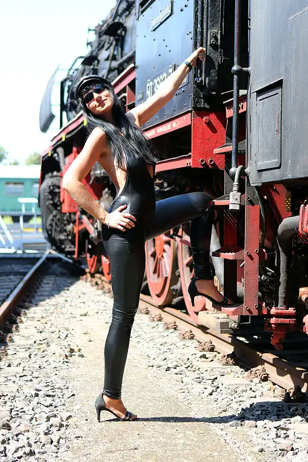 328 | 2020 | Wittenberge | Bahnbetriebswerk Wittenberge – Historischer Lokschuppen – Model Romy | © carsten riede fotografie