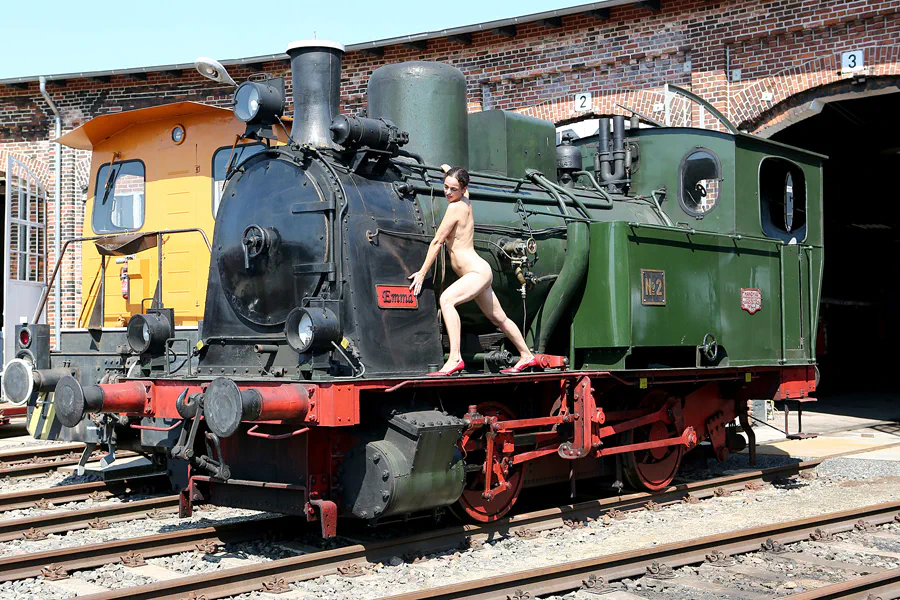 244 | 2020 | Wittenberge | Bahnbetriebswerk Wittenberge – Historischer Lokschuppen – Model Nadine L'Adorée | © carsten riede fotografie