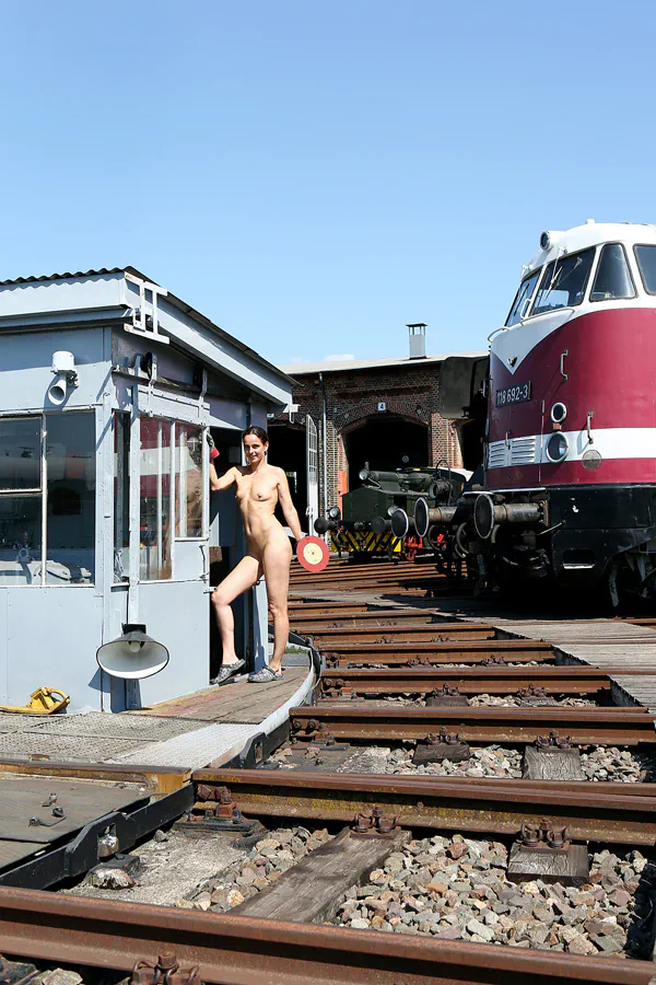 308 | 2020 | Wittenberge | Bahnbetriebswerk Wittenberge – Historischer Lokschuppen – Model Nadine L'Adorée | © carsten riede fotografie