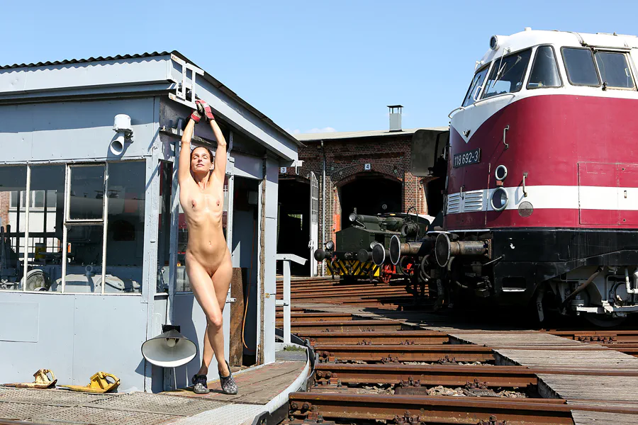 309 | 2020 | Wittenberge | Bahnbetriebswerk Wittenberge – Historischer Lokschuppen – Model Nadine L'Adorée | © carsten riede fotografie