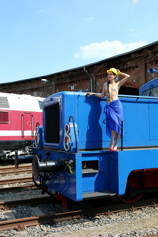 320 | 2020 | Wittenberge | Bahnbetriebswerk Wittenberge – Historischer Lokschuppen – Model Nadine L'Adorée | © carsten riede fotografie