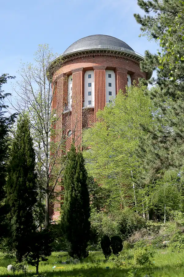 033 | 2021 | Berlin | Friedhof Steglitz – Wasserturm Steglitz | © carsten riede fotografie
