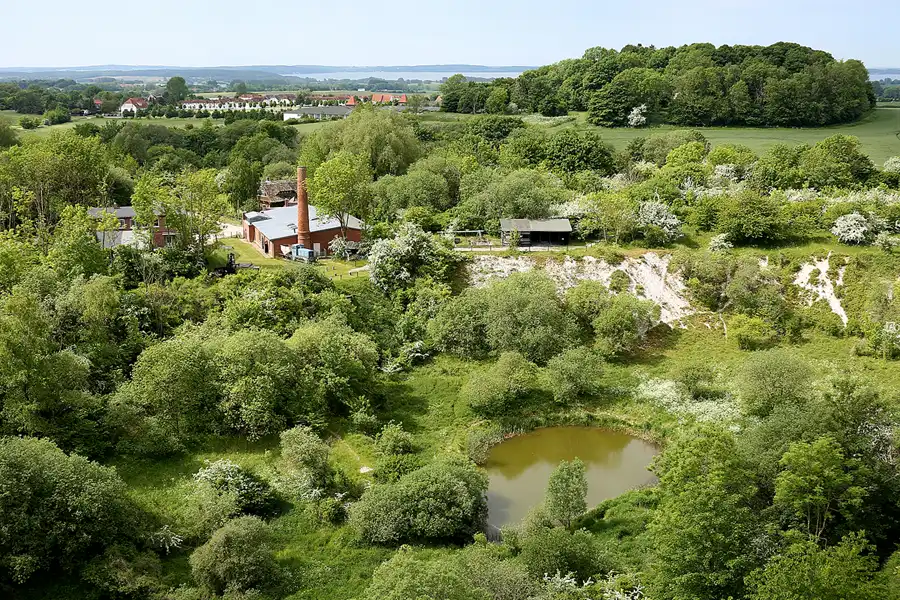 192 | 2021 | Gummanz | Blick vom kleinen Königsstuhl auf das Kreidemuseum Rügen | © carsten riede fotografie