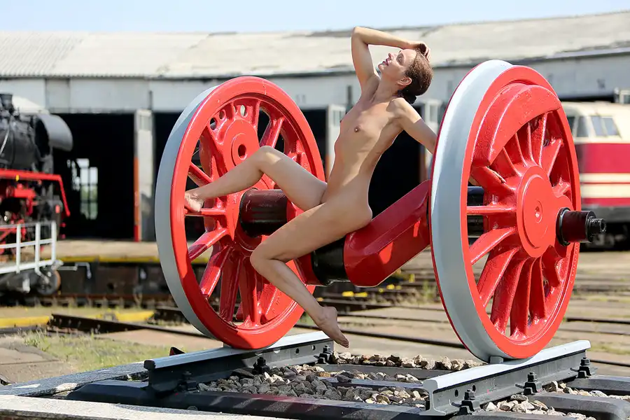 006 | 2021 | Arnstadt | Bahnbetriebswerk Arnstadt – Model Nadine L'Adorée | © carsten riede fotografie