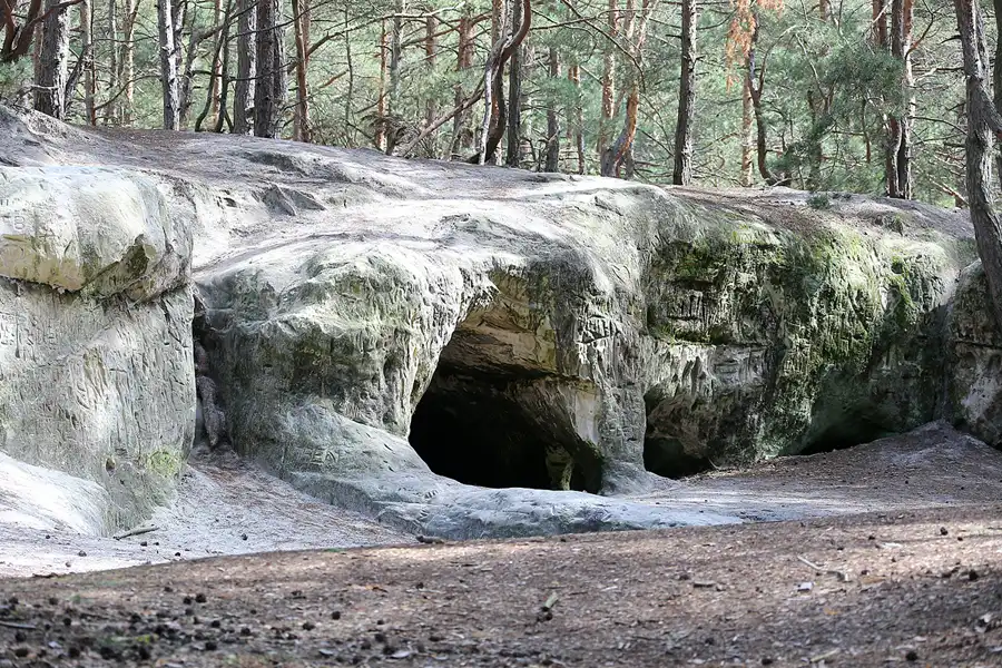 023 | 2021 | Blankenburg (Harz) | Kleine Sandhöhlen unterhalb der Burg und Festung Regenstein | © carsten riede fotografie