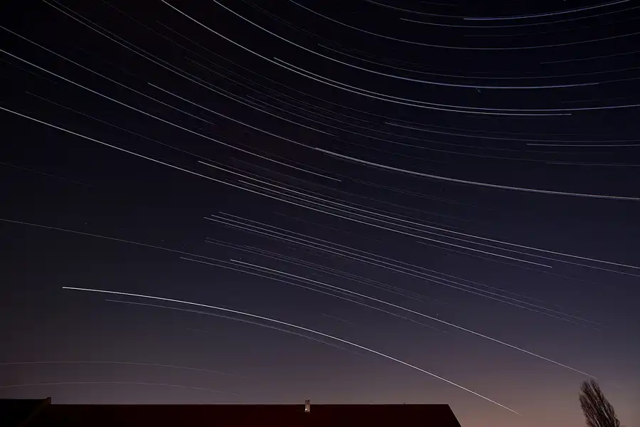 007 | 2022 | Berlin | Alt-Hohenschönhausen – Star Trails | © carsten riede fotografie