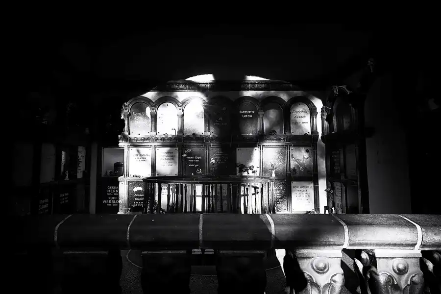 002 | 2022 | Berlin | Friedhof Schöneberg III Stubenrauchstrasse – Columbarium | © carsten riede fotografie