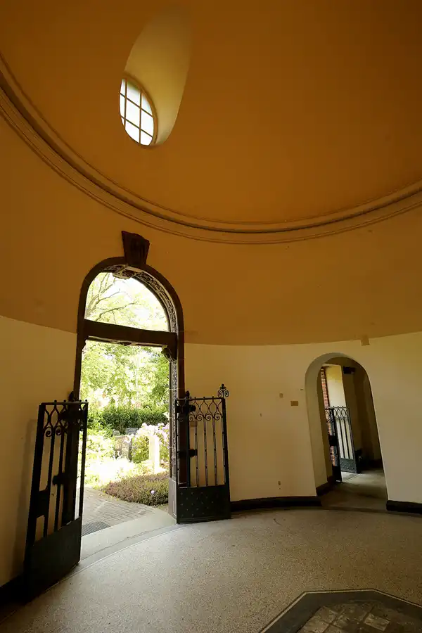 008 | 2022 | Berlin | Friedhof Schöneberg III Stubenrauchstrasse – Columbarium | © carsten riede fotografie