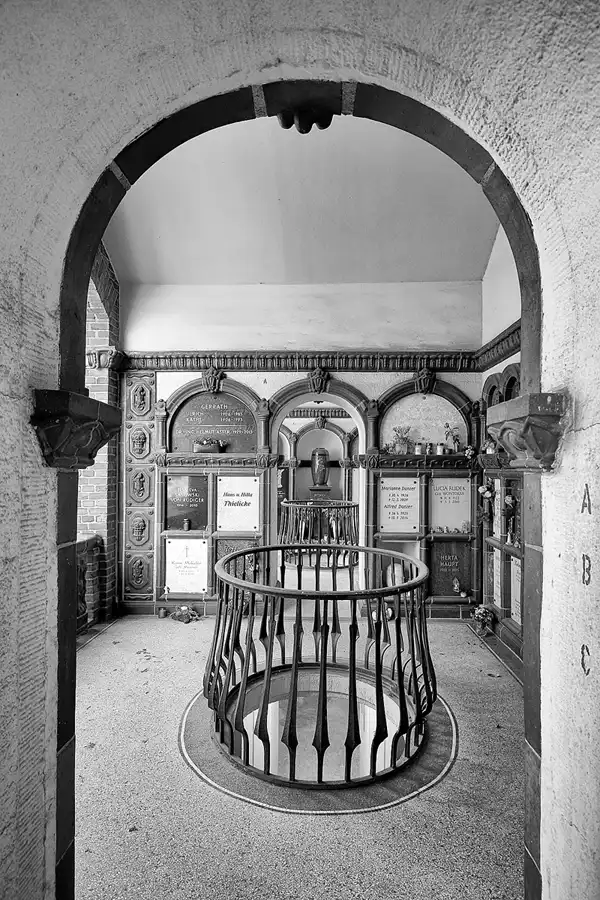 014 | 2022 | Berlin | Friedhof Schöneberg III Stubenrauchstrasse – Columbarium | © carsten riede fotografie