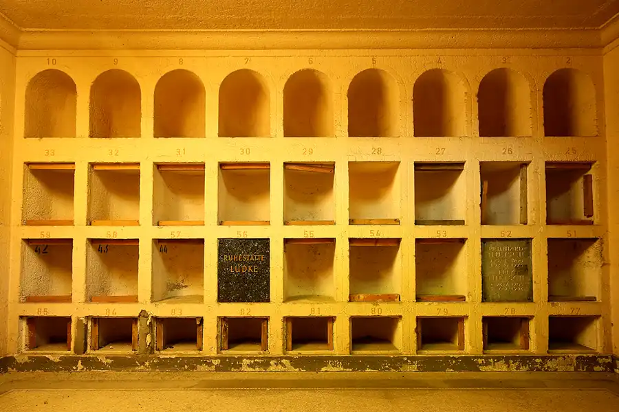 026 | 2022 | Berlin | Friedhof Schöneberg III Stubenrauchstrasse – Columbarium | © carsten riede fotografie