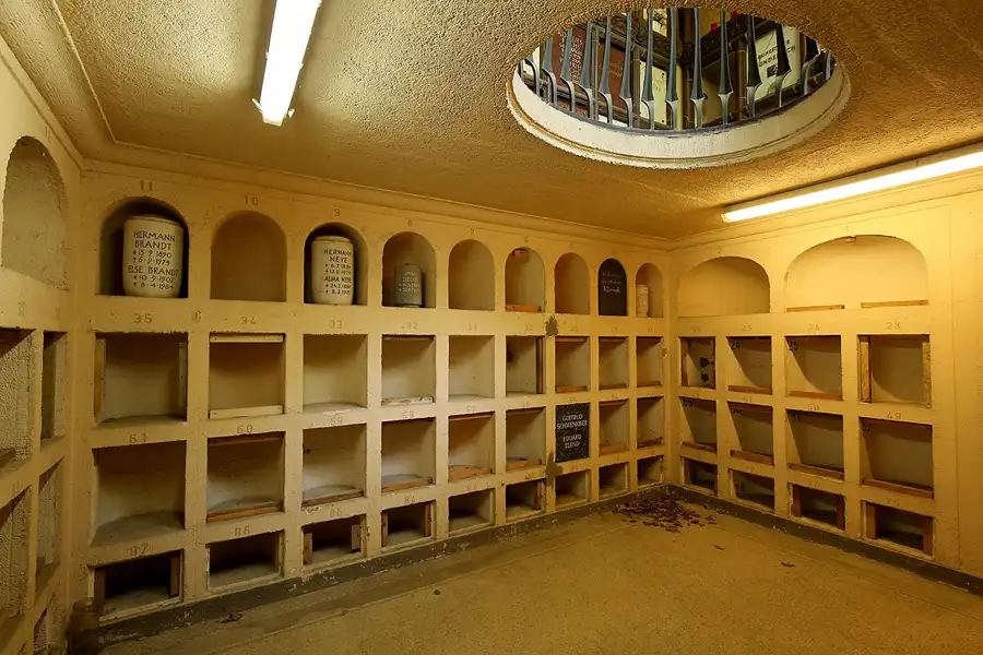 027 | 2022 | Berlin | Friedhof Schöneberg III Stubenrauchstrasse – Columbarium | © carsten riede fotografie