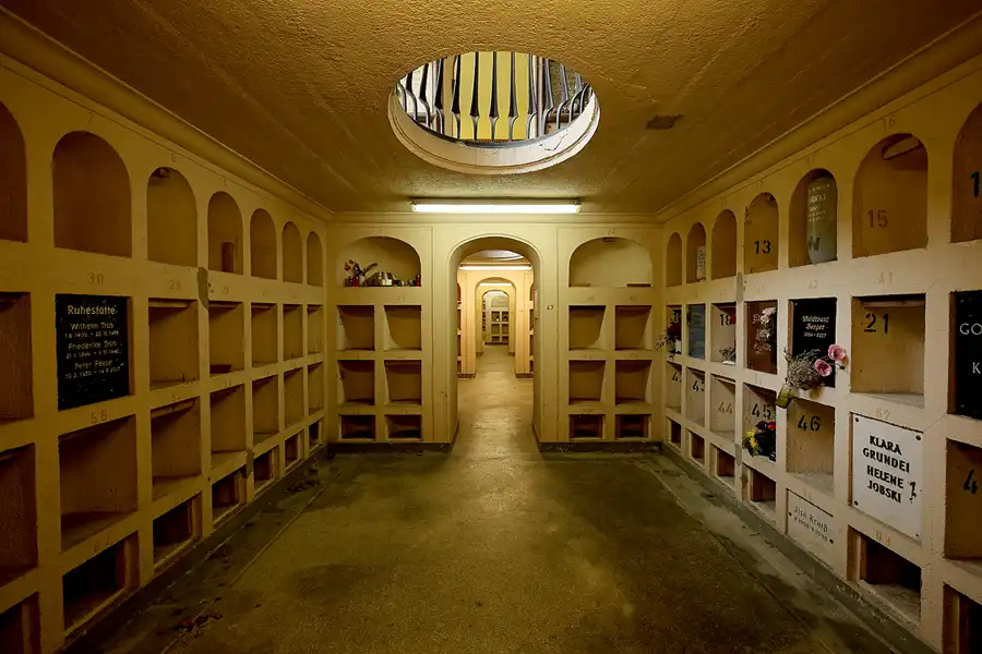 038 | 2022 | Berlin | Friedhof Schöneberg III Stubenrauchstrasse – Columbarium | © carsten riede fotografie