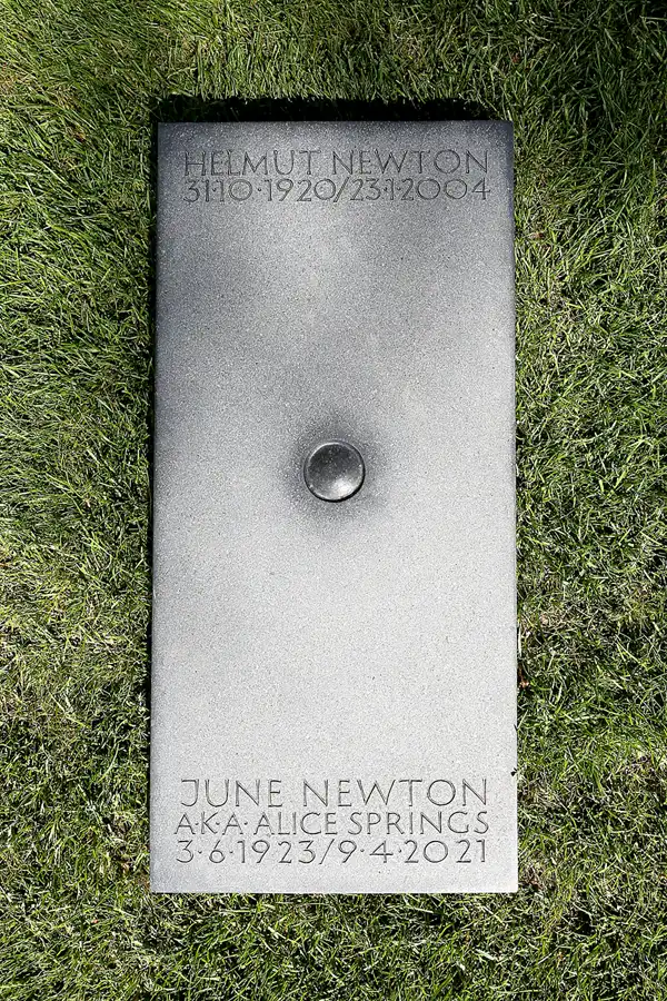 051 | 2022 | Berlin | Friedhof Schöneberg III Stubenrauchstrasse – Helmut Newton | © carsten riede fotografie