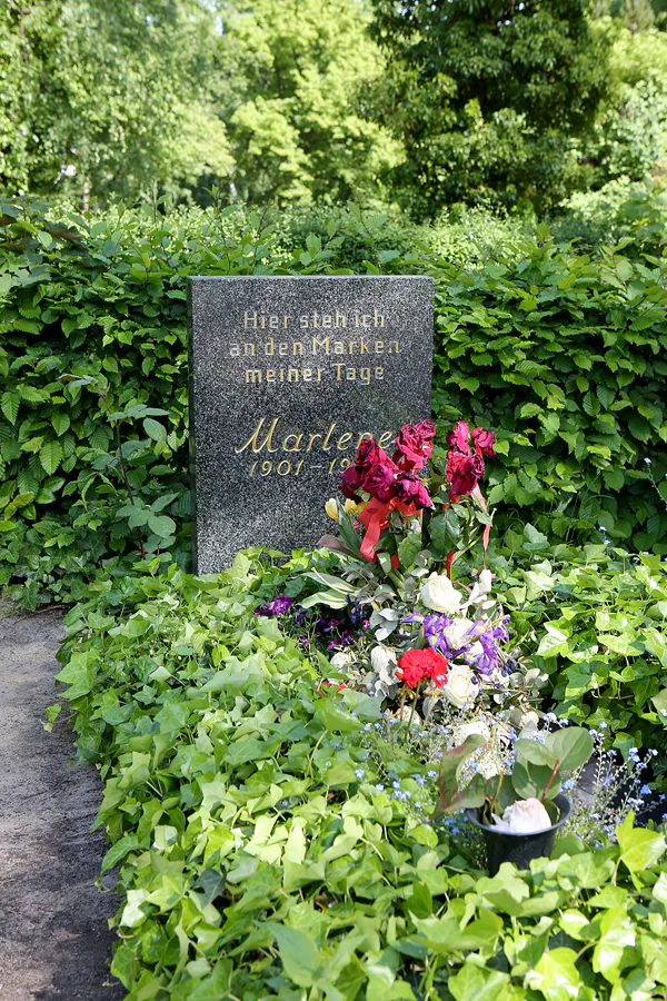 052 | 2022 | Berlin | Friedhof Schöneberg III Stubenrauchstrasse – Marlene Dietrich | © carsten riede fotografie