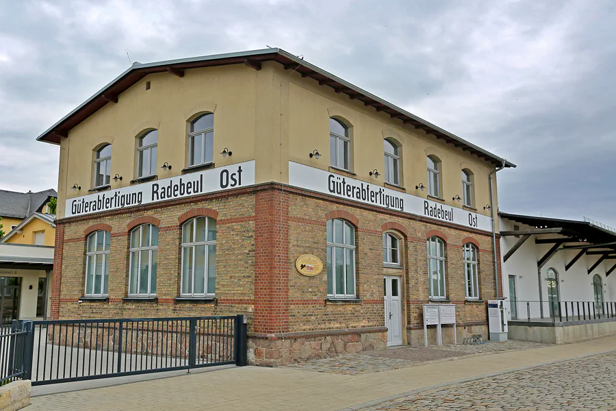 031 | 2022 | Radebeul Ost | Bahnhof – Lössnitzgrundbahn | © carsten riede fotografie