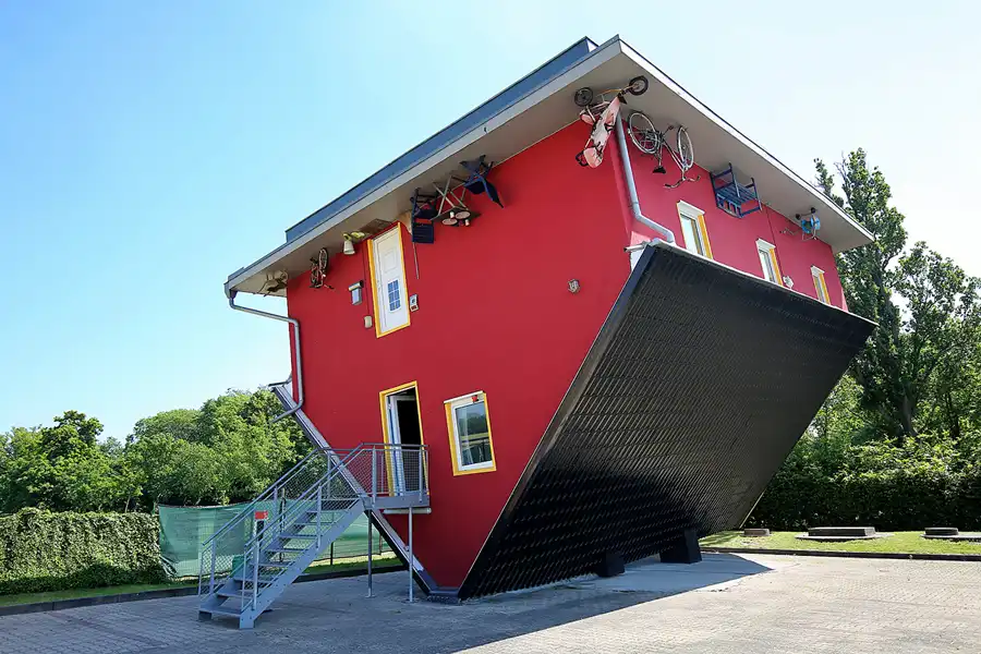 001 | 2022 | Putbus | Haus-Kopf-über | © carsten riede fotografie