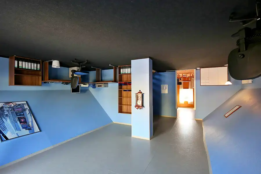 003 | 2022 | Putbus | Haus-Kopf-über | © carsten riede fotografie