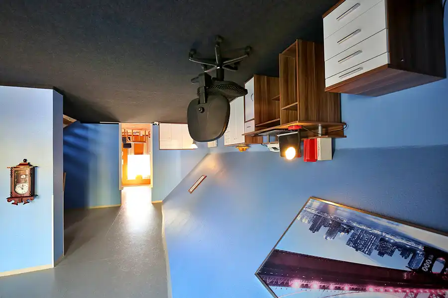 004 | 2022 | Putbus | Haus-Kopf-über | © carsten riede fotografie