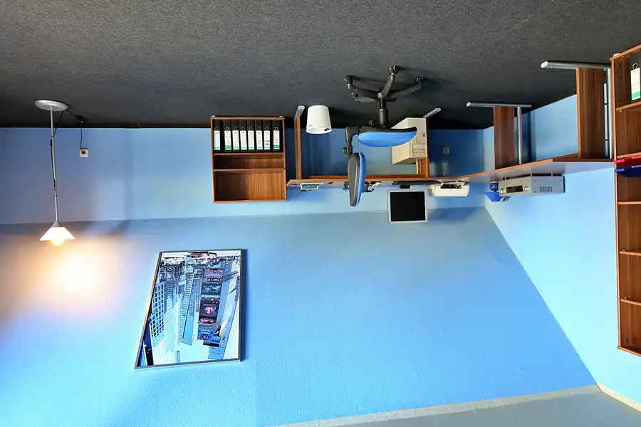 005 | 2022 | Putbus | Haus-Kopf-über | © carsten riede fotografie