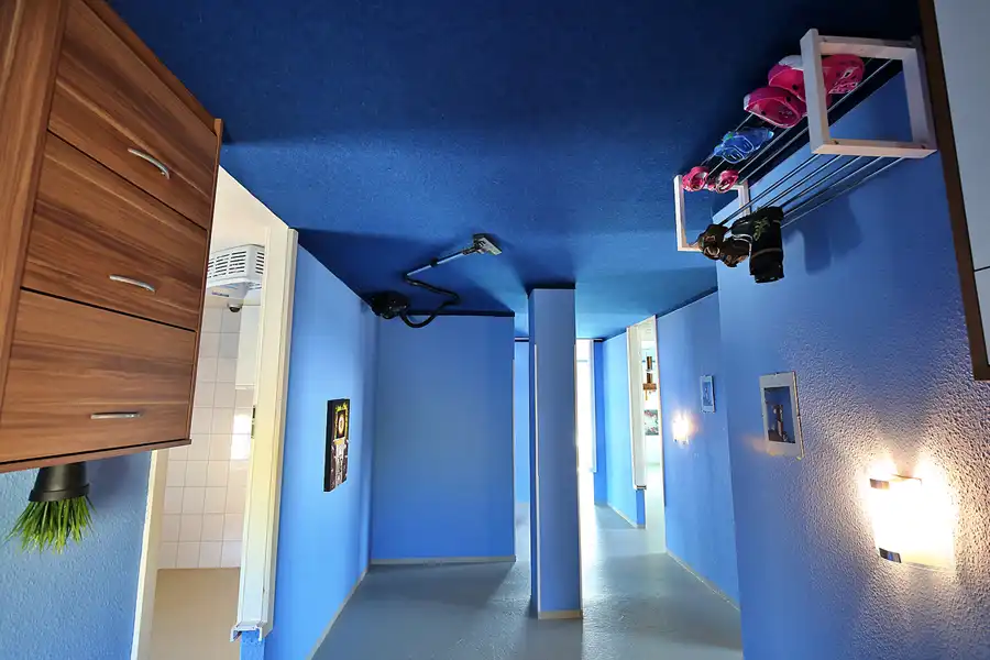 006 | 2022 | Putbus | Haus-Kopf-über | © carsten riede fotografie