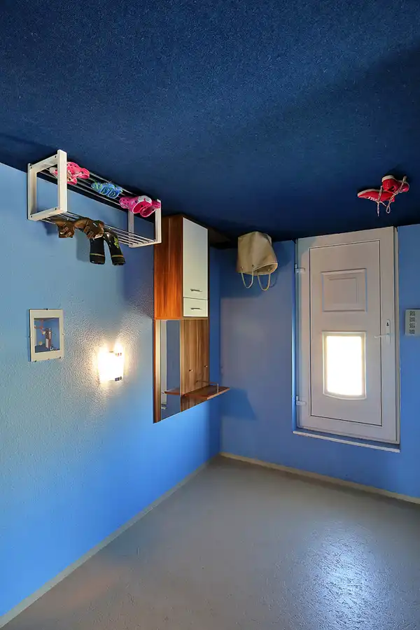 007 | 2022 | Putbus | Haus-Kopf-über | © carsten riede fotografie