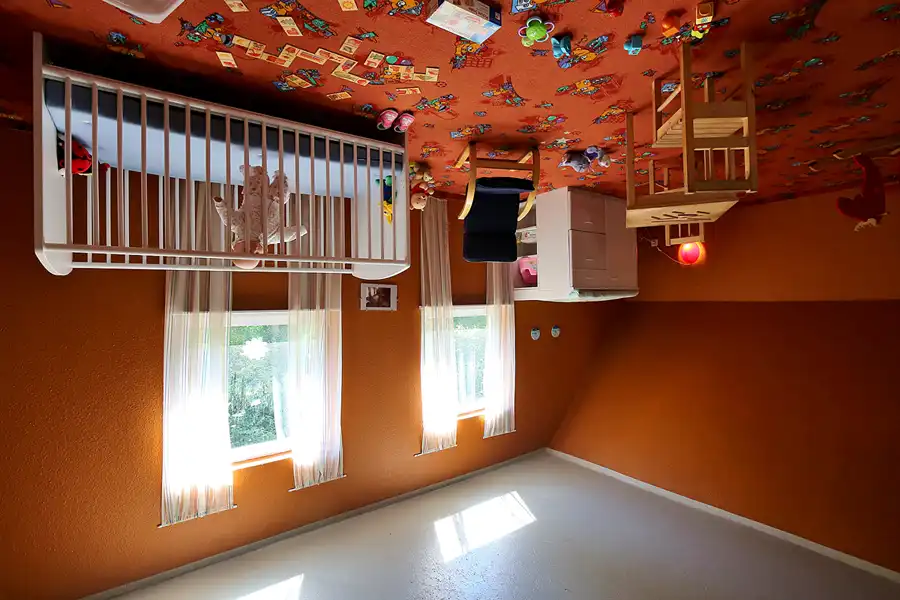 009 | 2022 | Putbus | Haus-Kopf-über | © carsten riede fotografie