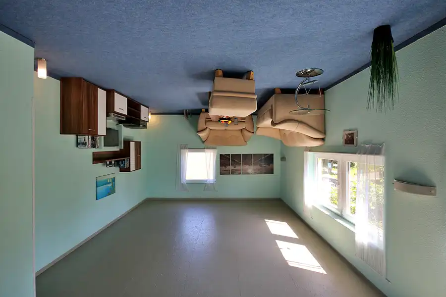 012 | 2022 | Putbus | Haus-Kopf-über | © carsten riede fotografie