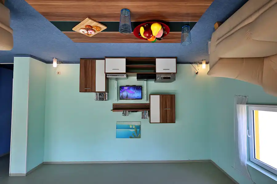 014 | 2022 | Putbus | Haus-Kopf-über | © carsten riede fotografie