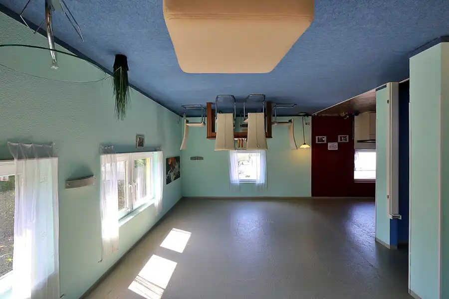 016 | 2022 | Putbus | Haus-Kopf-über | © carsten riede fotografie