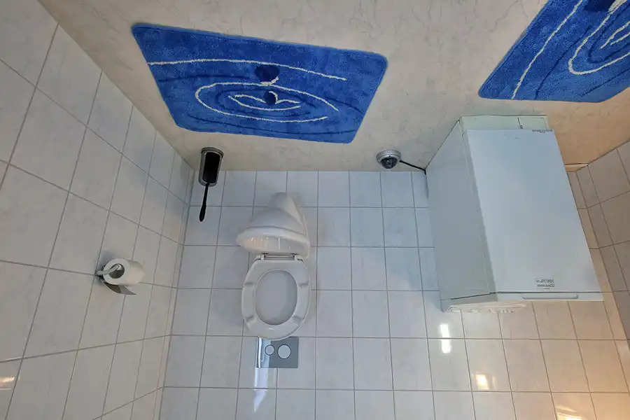 024 | 2022 | Putbus | Haus-Kopf-über | © carsten riede fotografie