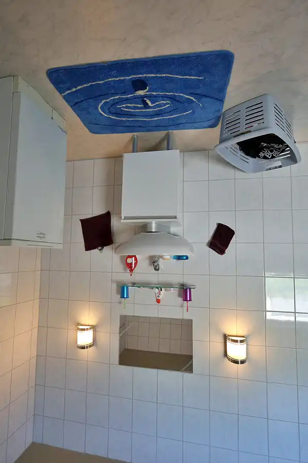 026 | 2022 | Putbus | Haus-Kopf-über | © carsten riede fotografie