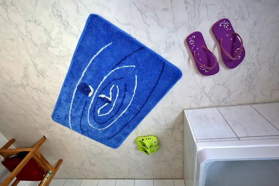 027 | 2022 | Putbus | Haus-Kopf-über | © carsten riede fotografie