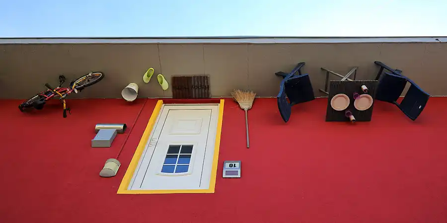 029 | 2022 | Putbus | Haus-Kopf-über | © carsten riede fotografie