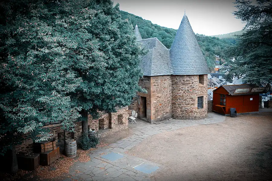 076 | 2022 | Heimbach | Burg Hengebach | © carsten riede fotografie