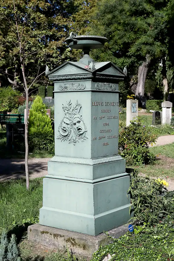 002 | 2022 | Berlin | Dorotheenstädtischer Friedhof | © carsten riede fotografie