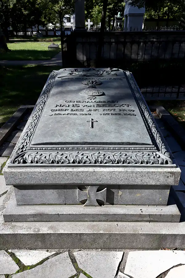 007 | 2022 | Berlin | Invalidenfriedhof | © carsten riede fotografie