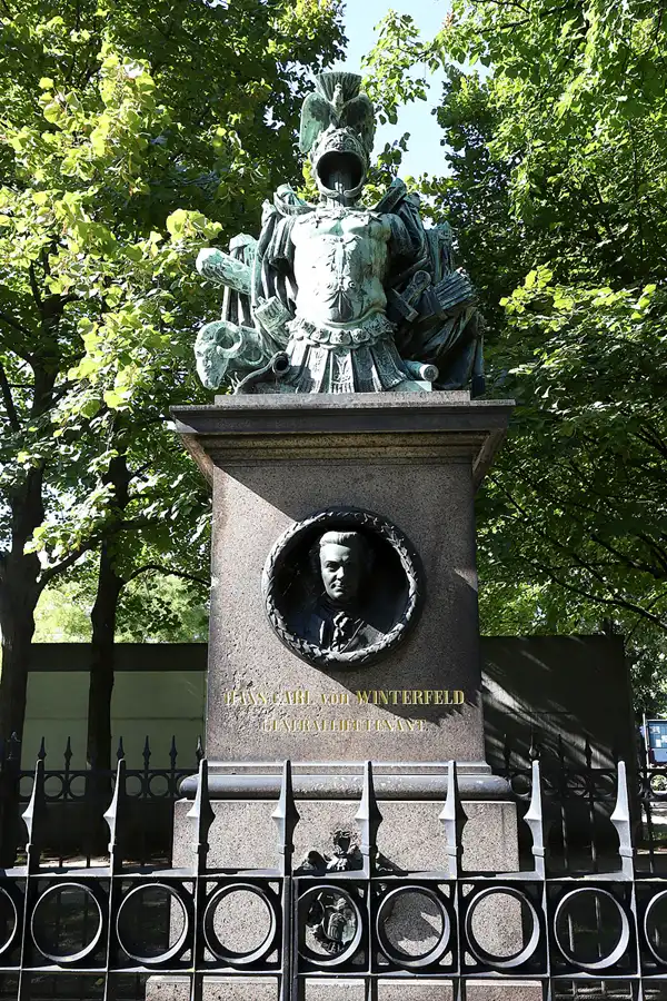 023 | 2022 | Berlin | Invalidenfriedhof | © carsten riede fotografie