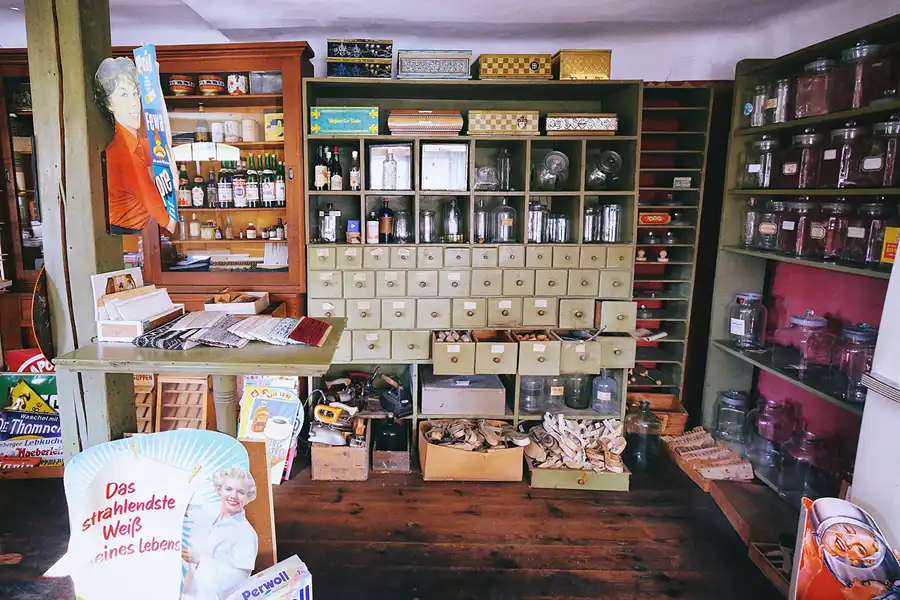 006 | 2022 | Aidhausen OT Friesenhausen | Kolonialwarenladen von 1976 | © carsten riede fotografie