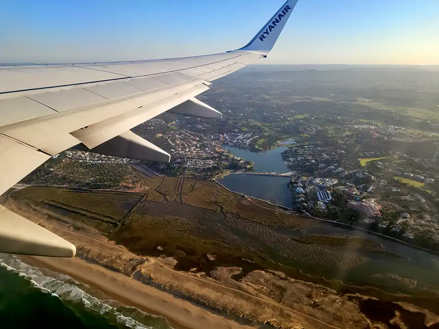 243 | 2023 | Flug Faro – Berlin | © carsten riede fotografie