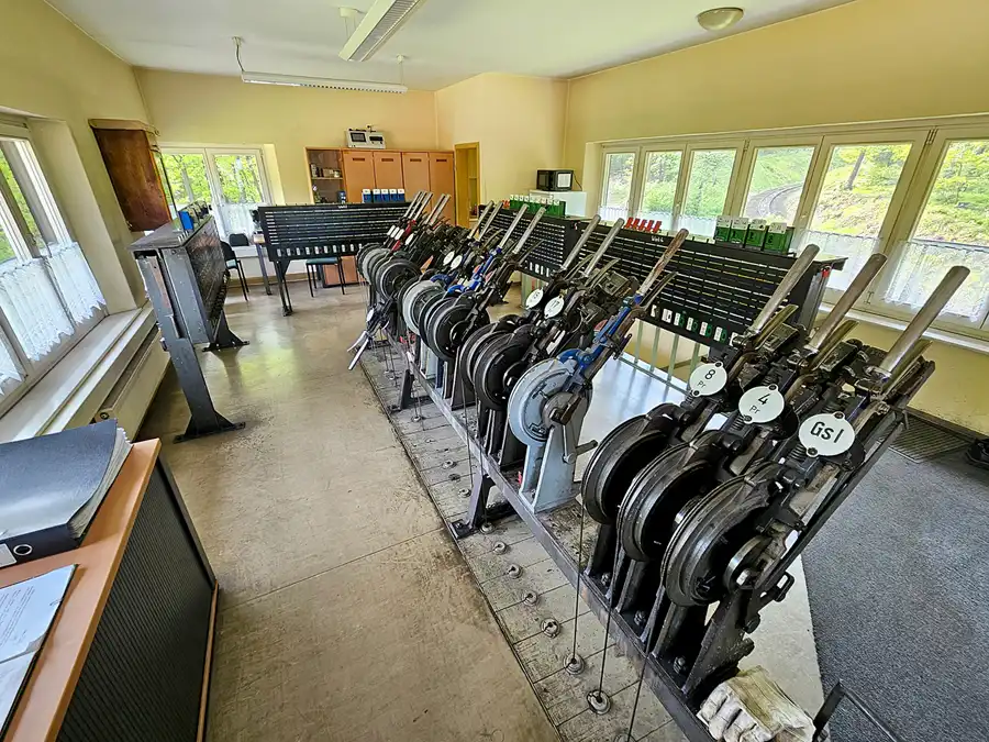 071 | 2023 | Bertsdorf | Zittauer Schmalspurbahn – Bahnhof Bertsdorf – Stellwerk | © carsten riede fotografie