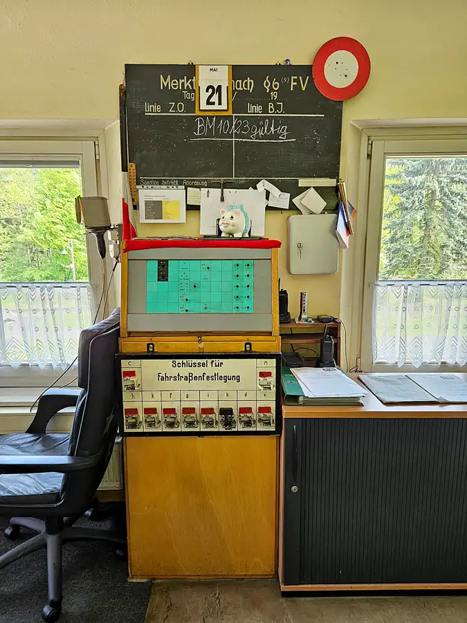 075 | 2023 | Bertsdorf | Zittauer Schmalspurbahn – Bahnhof Bertsdorf – Stellwerk | © carsten riede fotografie