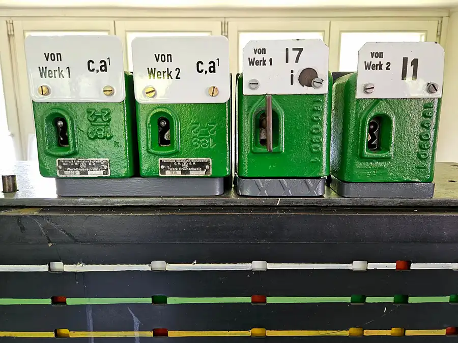 076 | 2023 | Bertsdorf | Zittauer Schmalspurbahn – Bahnhof Bertsdorf – Stellwerk | © carsten riede fotografie