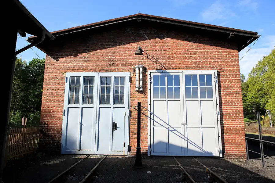 079 | 2023 | Bertsdorf | Zittauer Schmalspurbahn – Bahnhof Bertsdorf – Lokschuppen | © carsten riede fotografie