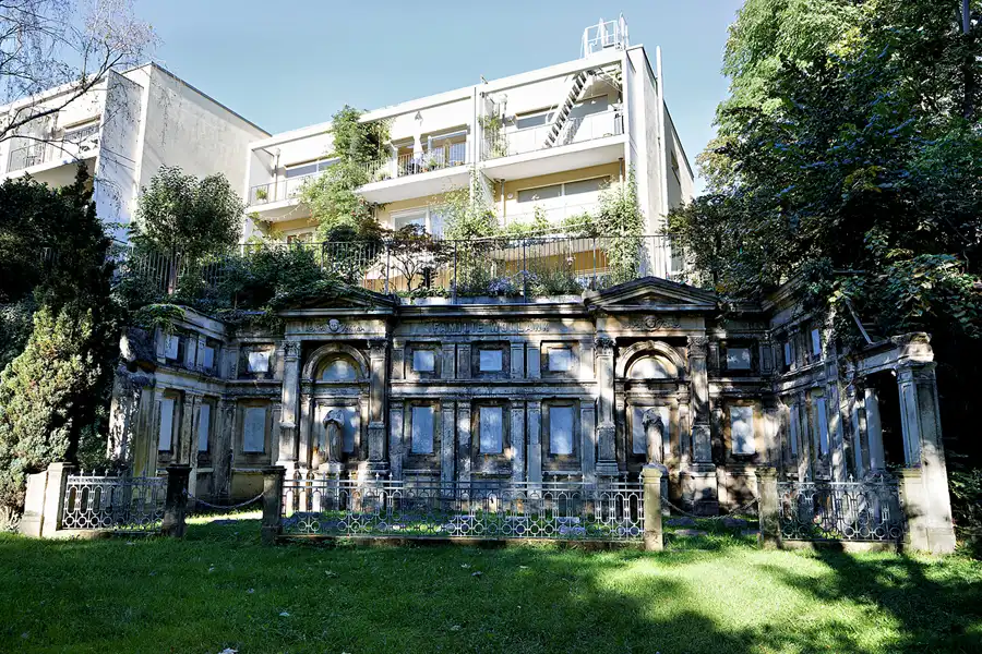 047 | 2023 | Berlin | St. Elisabeth Kirchhof I | © carsten riede fotografie