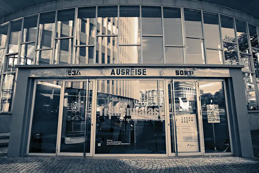 004 | 2023 | Berlin | Tränenpalast – Ausreisehalle Grenzübergangsstelle Bahnhof Friedrichstrasse | © carsten riede fotografie